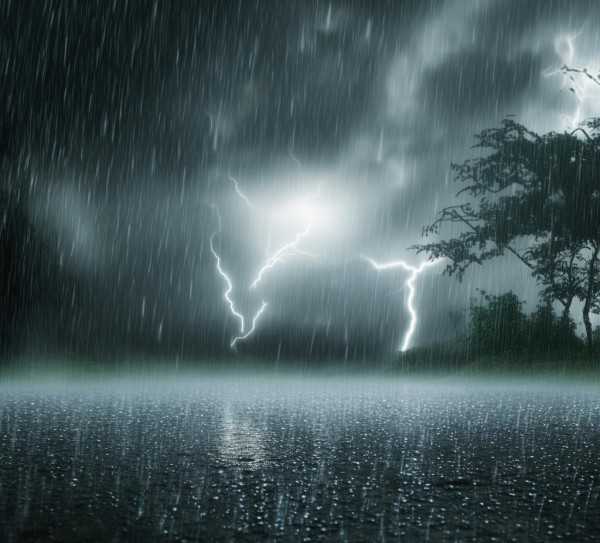 雨幕如织，成语绘雨势浩大